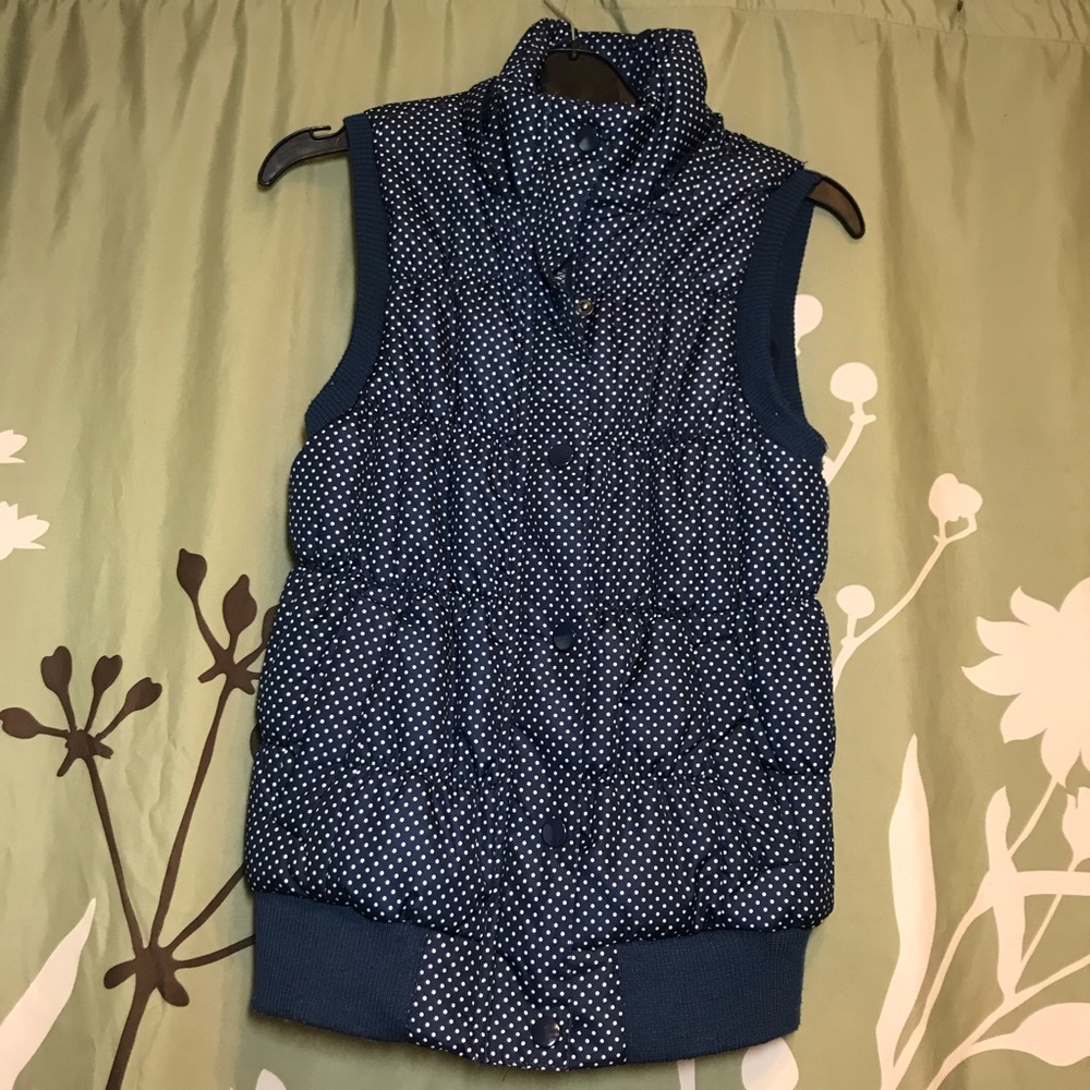 vest (navy blue with white polka dots)